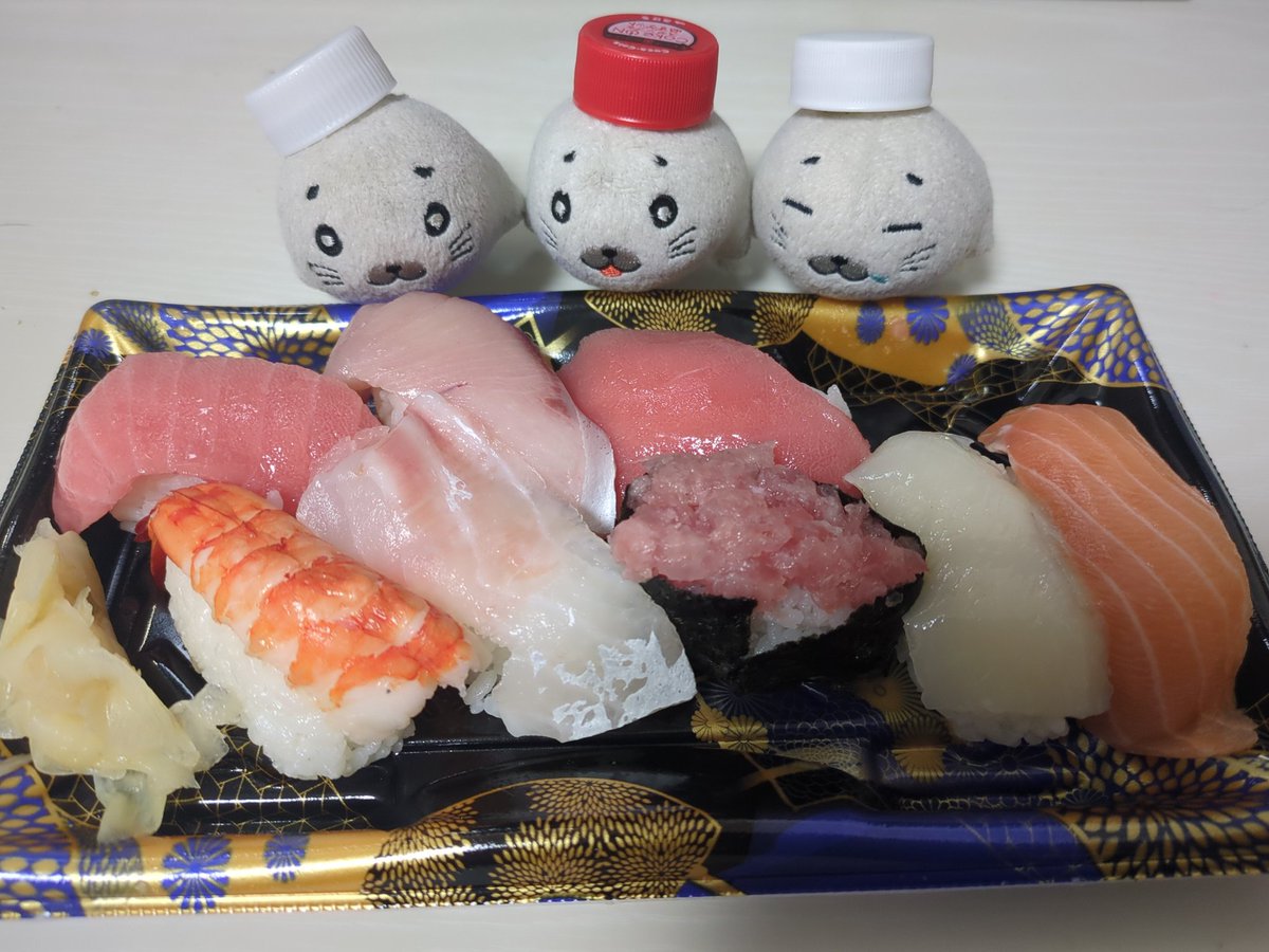 iida_masashi's tweet photo. 日の丸ゴマちゃん🇯🇵
帰国記念のお寿司！
パックのだけどね😅

今日寝坊しちゃったから、また今度回らないお寿司行こう😆

やっぱり日本最高！

#ゴマちゃん https://t.co/VJTPYy5nEW