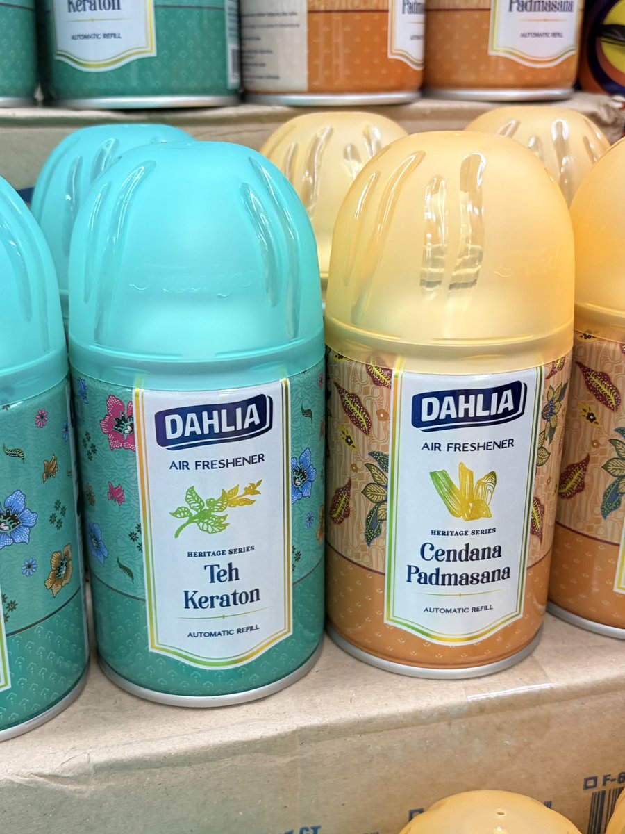 I really love how dahlia choose the color palette and the name to their room spray variant, it screams Indonesia🇮🇩 

🍵teh keraton
🪵cendana padmasana
🌸arum dalu
🍋serai kencana
🌾swarna padi