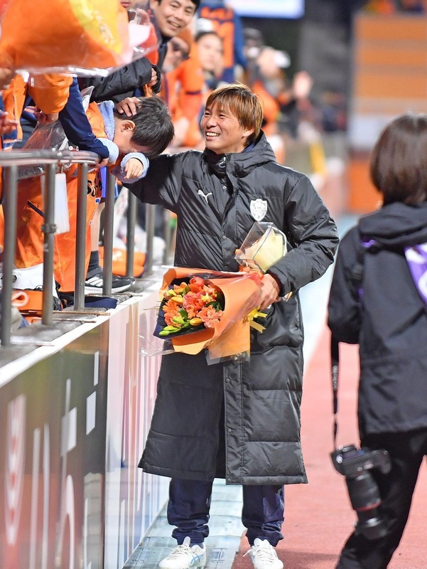 NaviSoccer's tweet photo. WorldFootballNewS｜◆Ｊ小ネタ◆乾の退団に泣きじゃくる清水の子供サポの頭を撫でる乾貴士がいい人にしか見えないと話題に！
https://t.co/KOYsq4Wi2P https://t.co/2rTtAGkzI1
