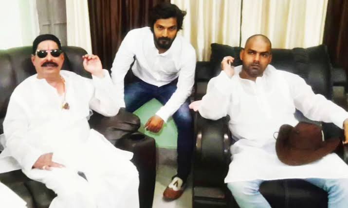 AdvAbhishekSinh's tweet image. यह बात जिनकी DP लगाए हो उन @MLA_AnantSingh जी से पूछने की हैसियत तो नहीं होगी तुम्हारी लेकिन हाँ अनंत जी के साथ साये की तरह रहने वाले मनीष शर्मा दिख रहे उनसे पूछ के बताना कि #PawanSingh कितना डरे हुए हैं???