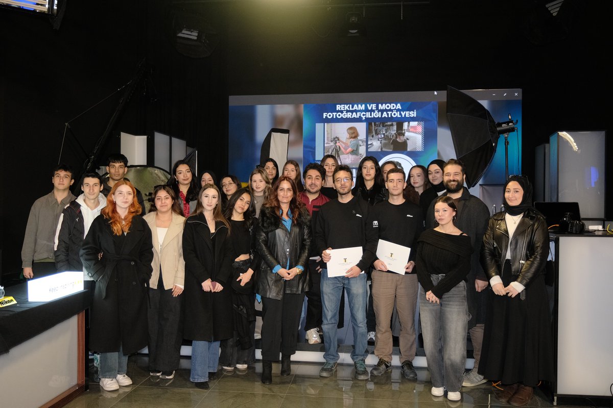 Görsel İletişim Tasarımı Bölümü ile Film &amp; Animasyon Atölyesi’nin ortak düzenlediği etkinlik, Nikon School iş birliğiyle düzenlenen atölyede profesyonel stüdyo ekipmanlarını deneyimleyerek moda ve reklam fotoğrafçılığının yaratıcı ve teknik yönlerini doğrudan ustasından öğrendi.