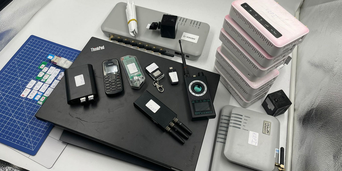 🚨 Policjanci z warszawskiego Śródmieścia zatrzymali trzech obywateli Ukrainy w wieku 43, 42 i 39 lat. W samochodzie, którym się przemieszczali znaleziono detektor urządzeń szpiegowskich, zaawansowany sprzęt hakerski, FLIPPER, anteny, laptopy, dużo kart SIM, routery, przenośne