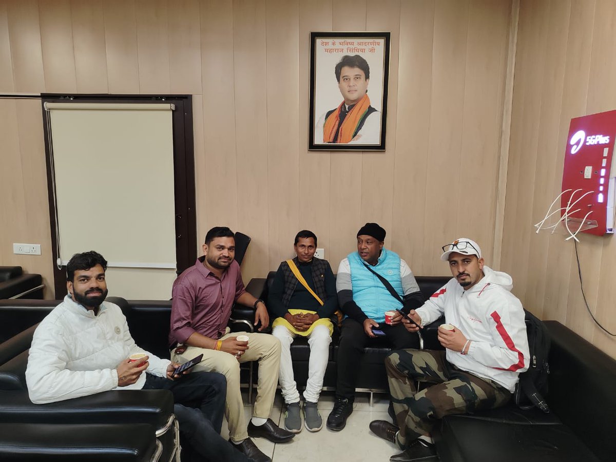 आज भारतीय योग अनुदेशक संघ के प्रतिनिधिमंडल ने माननीय केंद्रीय मंत्री श्री <a href="/JM_Scindia/">Jyotiraditya M. Scindia</a> जी से शिष्टाचार मुलाकात कर योग प्रशिक्षकों की समस्याओं तथा मांगों से अवगत कराया।
हमें आशा है कि माननीय मंत्री जी इस दिशा में सकारात्मक कदम सुनिश्चित करेंगे।
#योग_प्रशिक्षक #AYUSH #NAM"