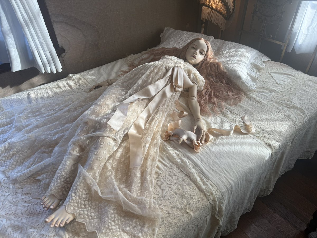 陽月さんの展示最終日へ。
旧足立邸の展示空間も素敵で、人形やアンティーク家具を見てるとすぐに時間が経ってしまい、一日中居てしまいそうなほど。