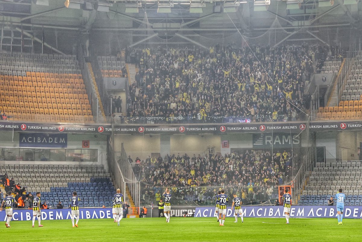 Başkan değiştin, hoca değiştin, kadronun 3’te 2’sini değiştirdin ve şu an geldiğin nokta derbilerden 7 puan aldın. Zirveden 3 puan uzaktasın. Galatasaray ile attığın gol aynı. Onlardan sadece 3 gol fazla yemişsin.

Bu camia da en ufak puan kaybında matem havası oluşmasının