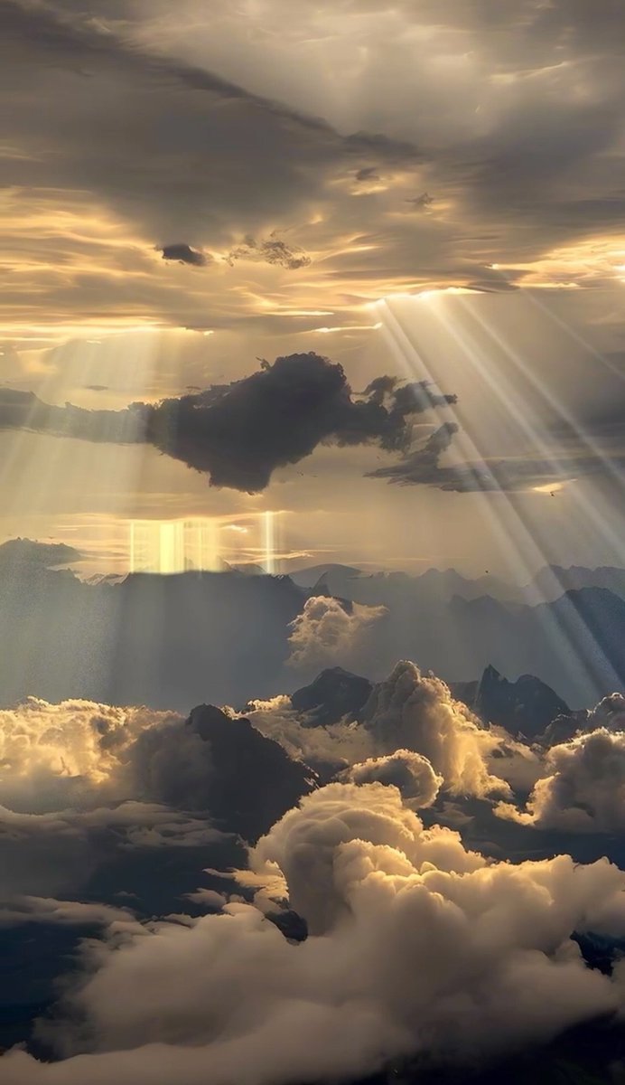 artistryhere's tweet photo. ethereal skies. https://t.co/WnQhG335m2