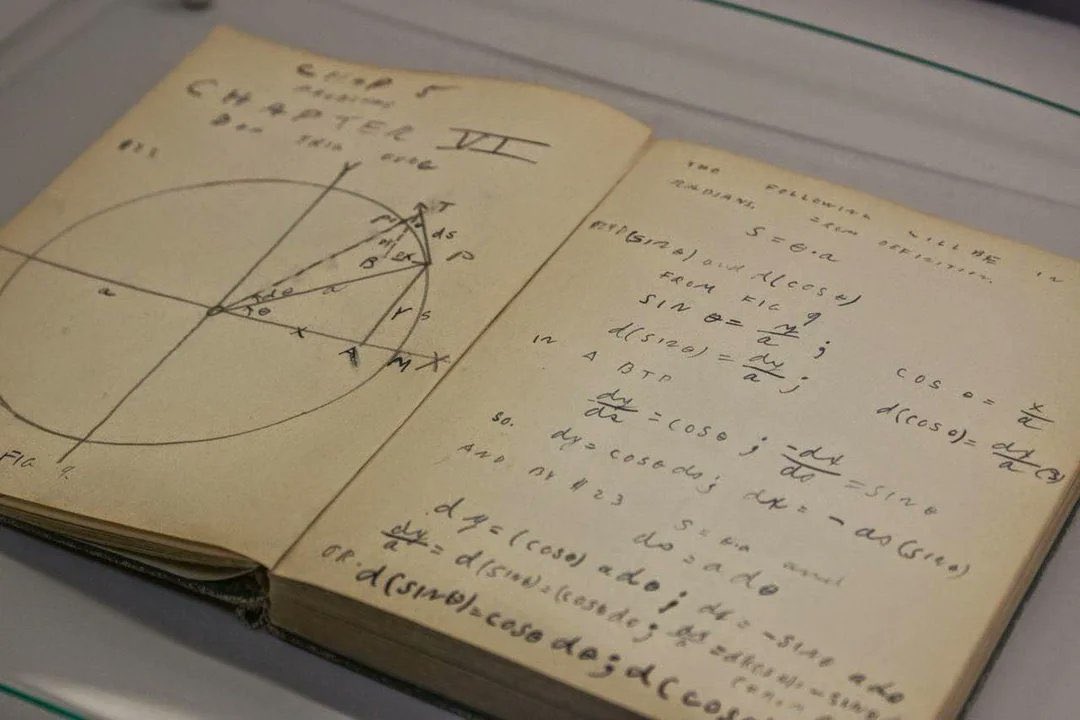 PhysInHistory's tweet image. One of Feynman's handwritten notebooks on calculus ✍️