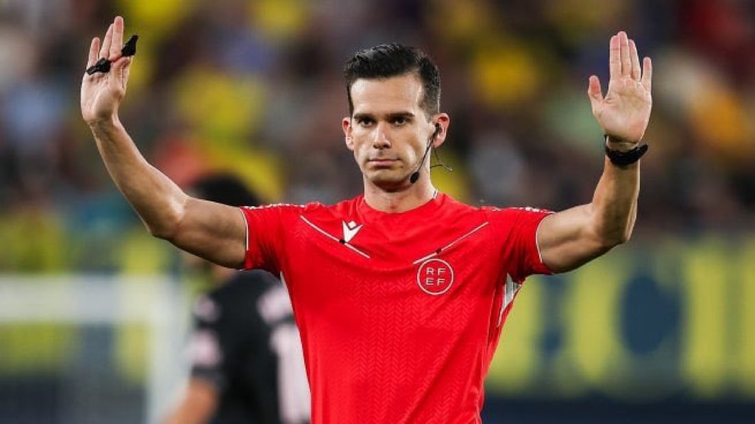 Mi enhorabuena a Quintero González por el arbitraje del Bernabéu. Su segundo año en La Liga, con solo 32 años, y con la valentía que falta a muchos.

Y recordad que los futbolistas del Madrid se autoexpulsaron, solo hacía falta alguien con agallas para echarlos.