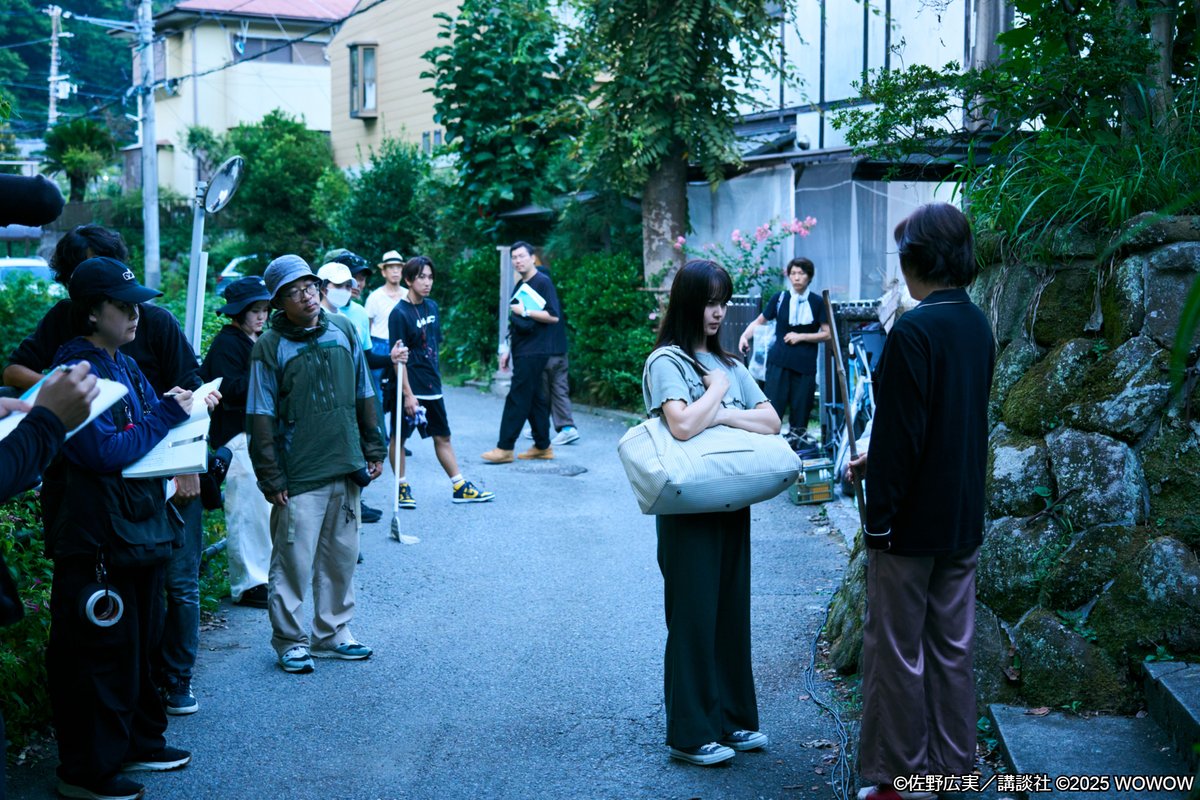 『連続ドラマW　#シャドウワーク』
第三話 ご覧いただけましたか？

|◤#シャドウワークの裏側
オフショットを公開📸

紀子(#多部未華子)はシェアハウスに敷かれた
秘密のルールに直面し葛藤するが―

🗨️紀子さんは、ここで掃除してたの

🗨️…はい

第一話無料配信中🏠
youtu.be/nong3Q_Z680

#WOWOW