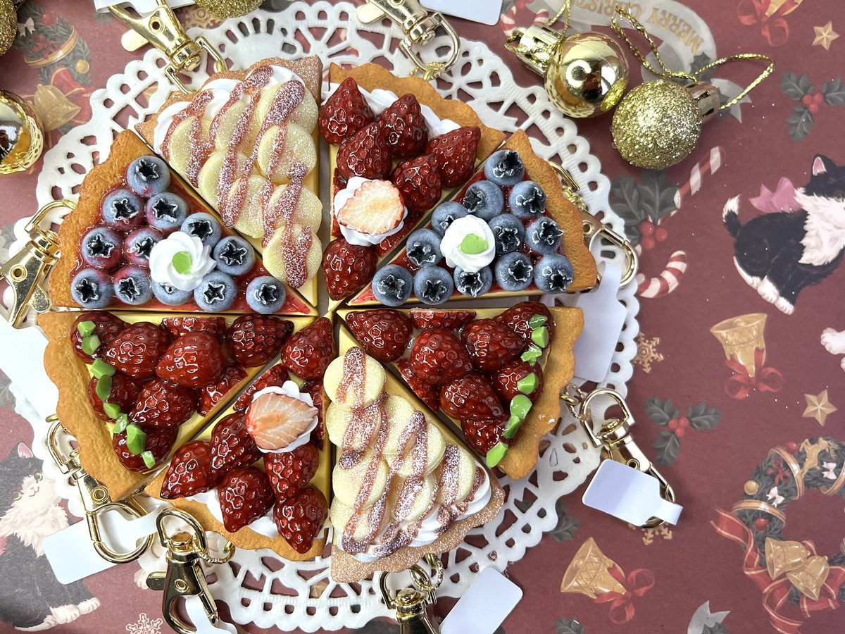 明日、 #ミュンヘンクリスマス市 にフルーツタルトストラップ追加納品しに行きますー！！✨
ピスタチオが乗ったいちごタルトが新登場します︎💕︎ #htoh