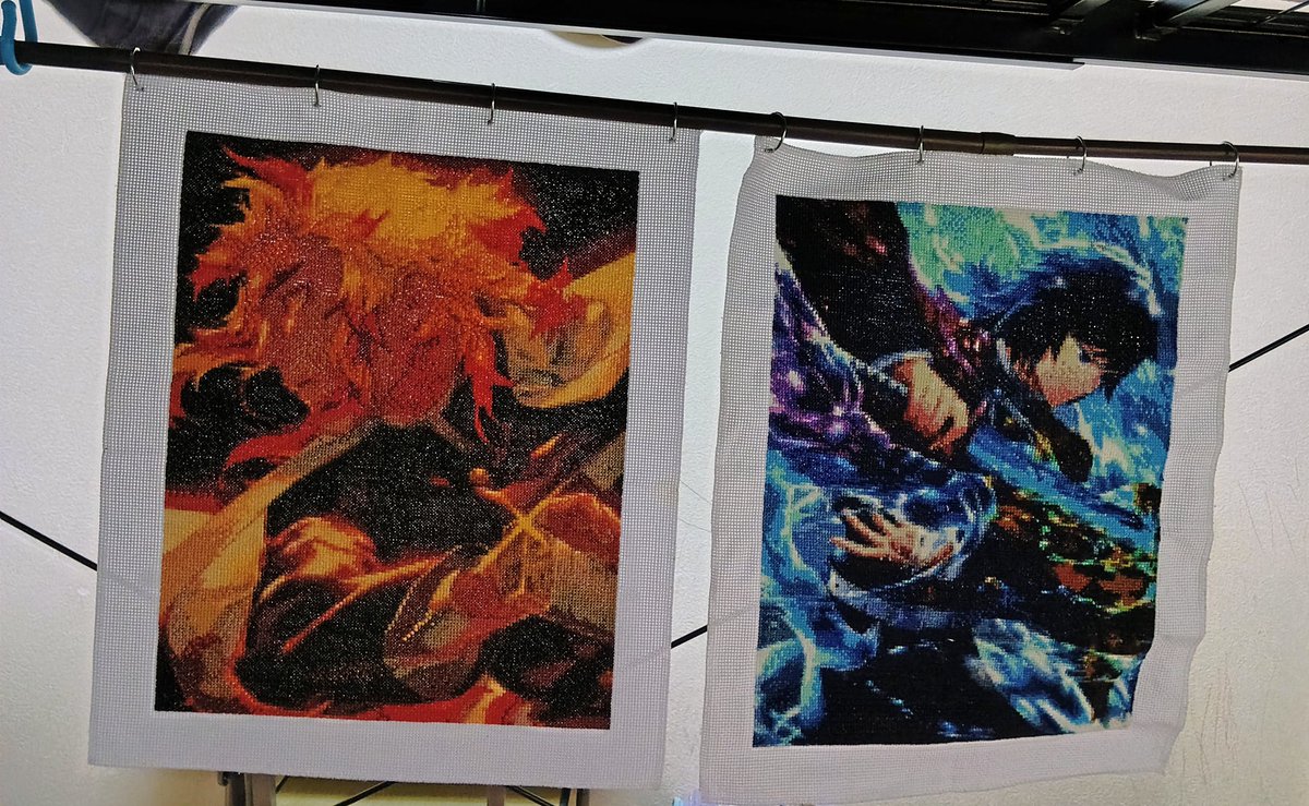 2段ベッドのカーテン代わりに
完成した刺繍を垂らしてみる。
富岡さんがずっと引き出しにしまってたから煉獄さんよりよれてるな…