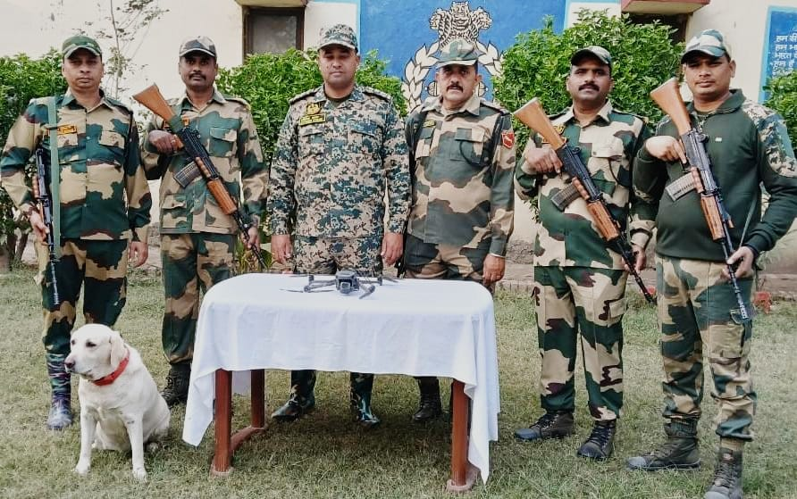 Fan_BSF11's tweet photo. #BSF shoots down 3 Pakistani drones at Indo-Pakistan border and seizes heroin.
Our borders are fully safe, because our vigilant soldiers are protecting it 24x7
Our pride...Our Heroes 🇮🇳🛡️
#BSFOperations #AlertBSF https://t.co/yJkVGAZD0A