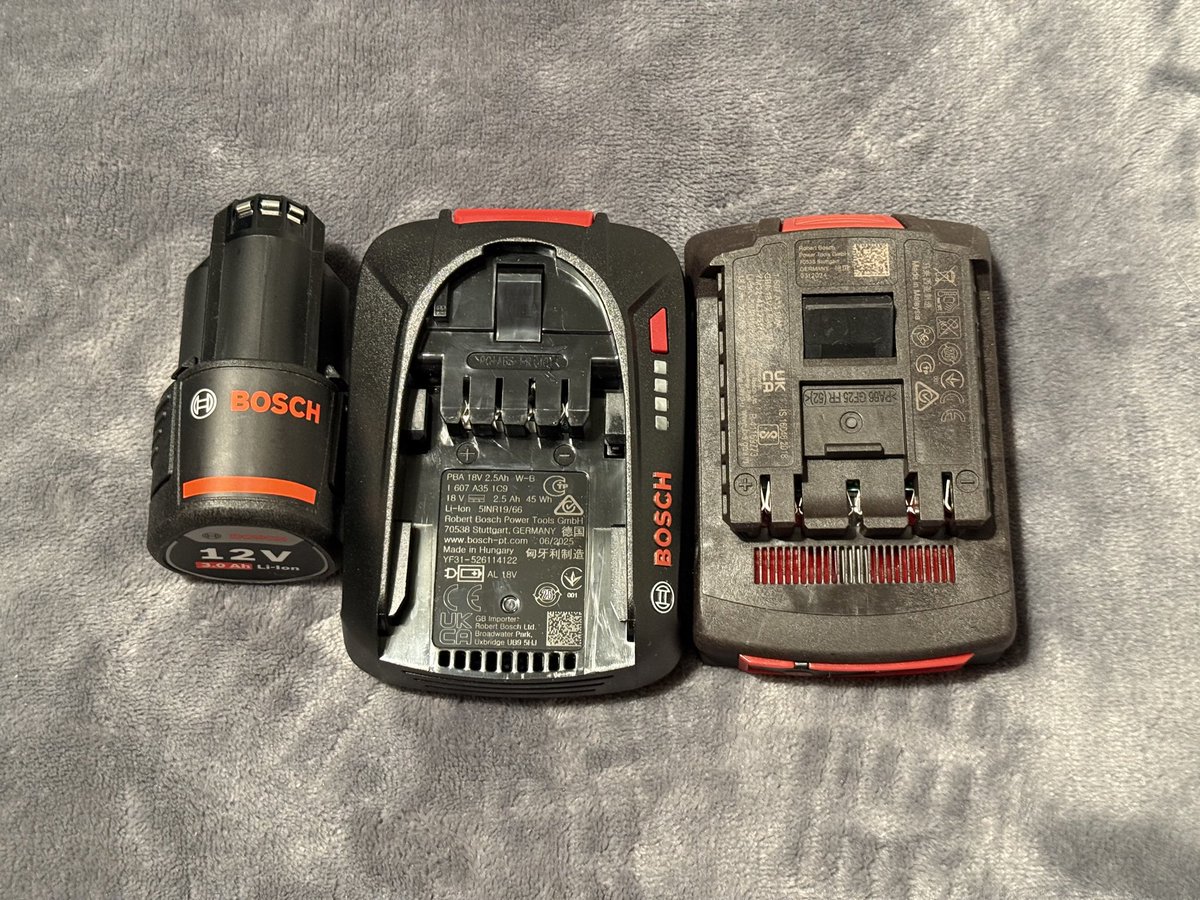 Lo de <a href="/BoschEspana/">Bosch España</a> y su batería universal… (ya se que la de la izquierda es de 12V… pero las otras 2 son universales de 18V y no compatibles entre ellas)