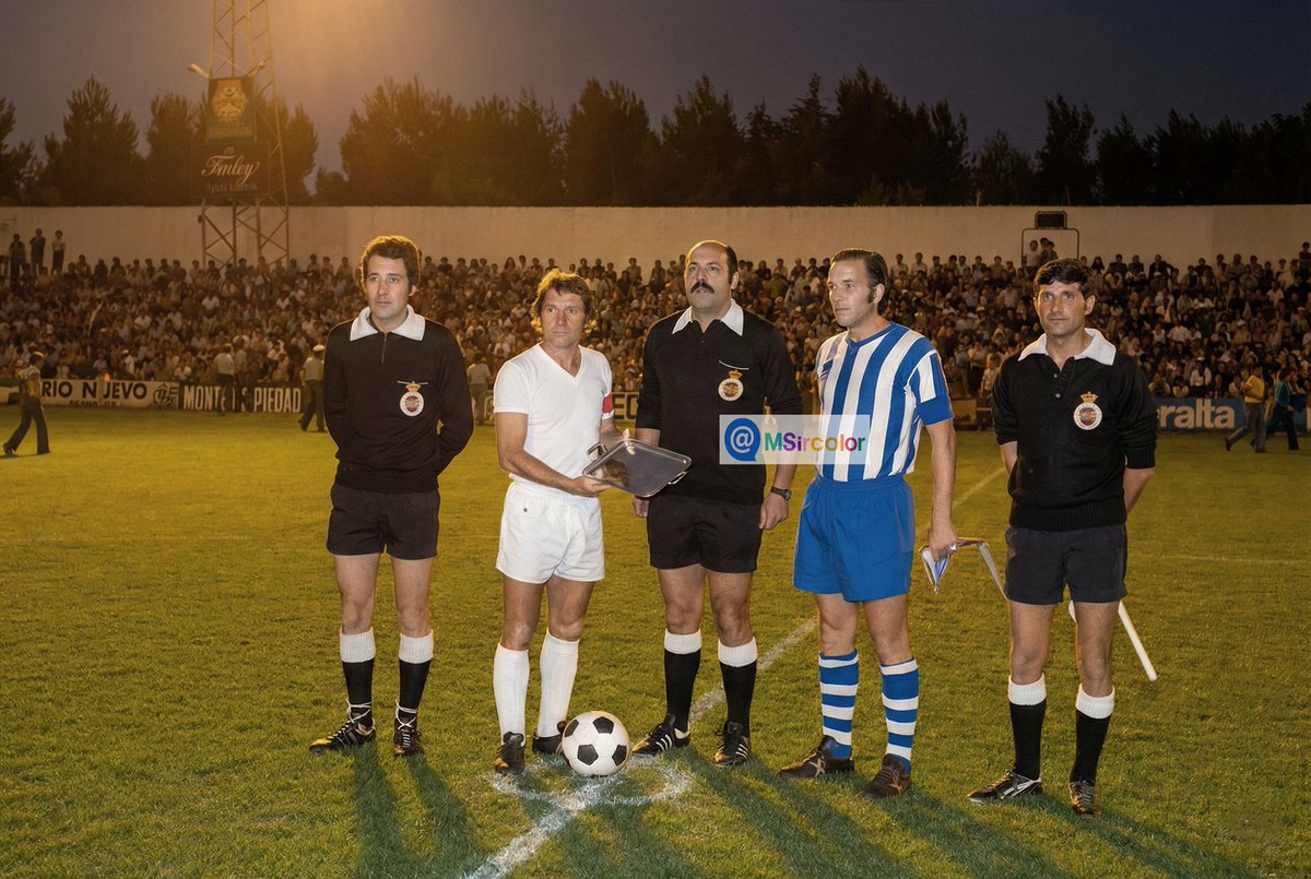 Foto de los capitanes del #RealJaén, Juan Díaz #Reina y del #JerezIndustrialCF, #Romualdo, con #JoaquínRamosMarcos de árbitro, en el viejo estadio de la #Victoria de #Jaén