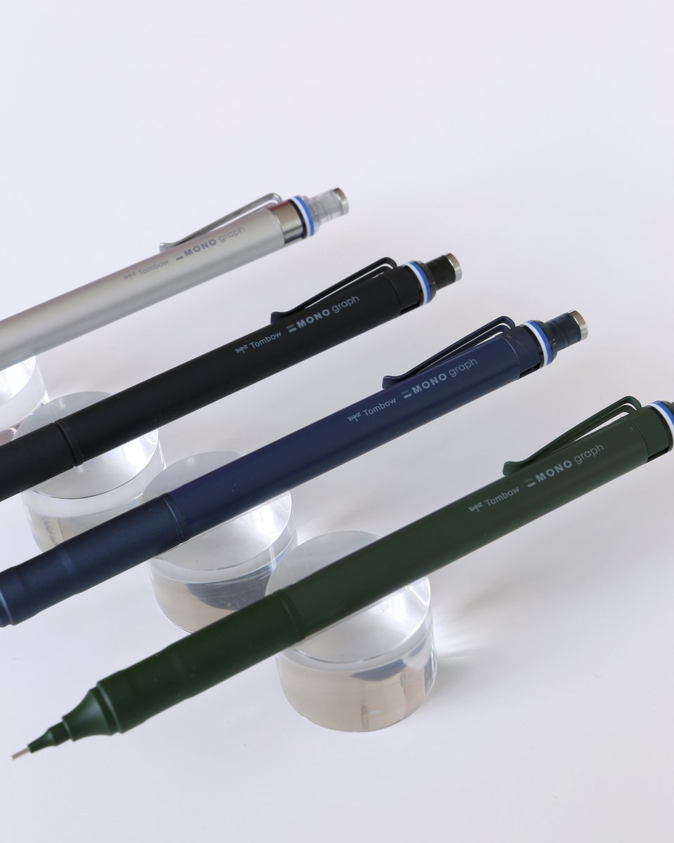 tombowpencil's tweet image. ワイドな視界確保と安定した低重心設計、より確実な消字も可能にするモノグラフのハイクラスモデル、「モノグラフファイン」。

シルバーとブラックに加えて、ネイビー、グリーンが定番に登場！
洗練された「書く」と「消す」を、ぜひお手に取ってお試しください😊

tombow.com/products/monog…