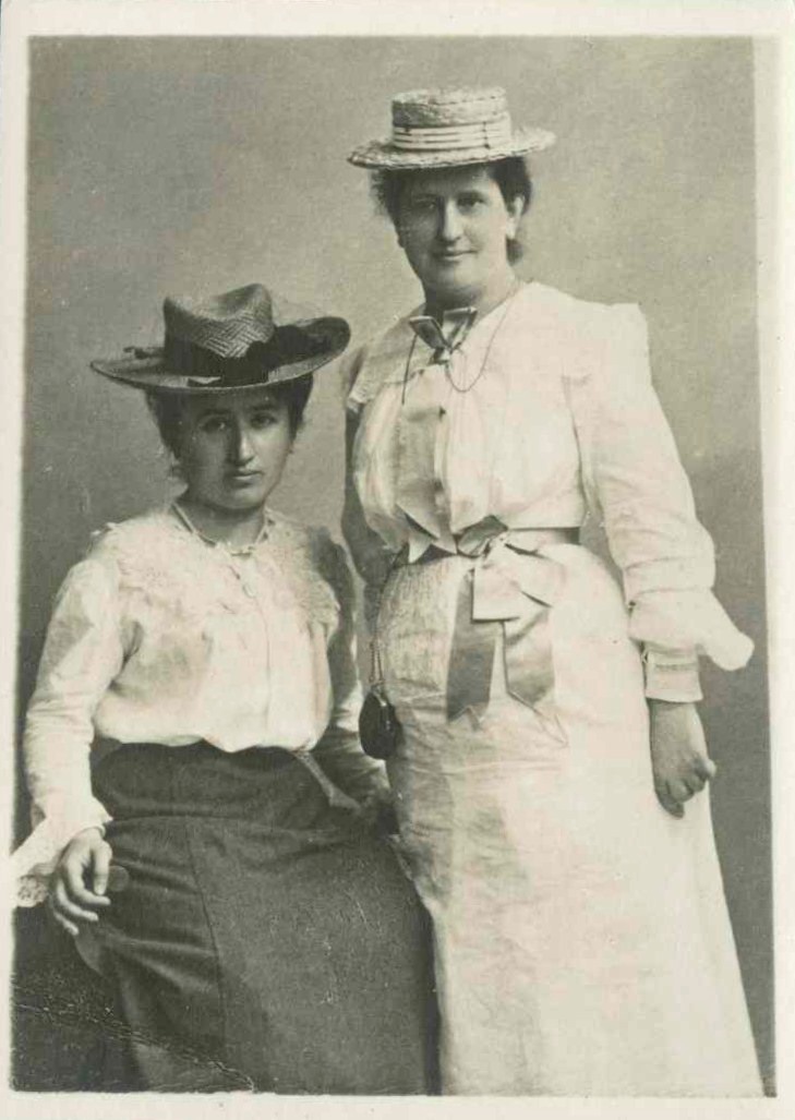 Am 8. Dezember 1944 stirbt die 80jährige Luise Kautsky in Auschwitz (auf dem Foto rechts, mit ihrer Freundin Rosa Luxemburg).