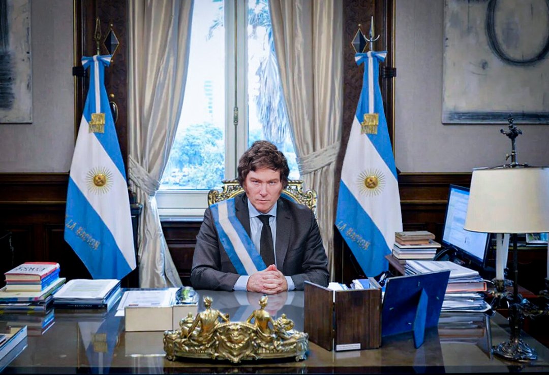 🤯 阿根廷：当美元失灵，国家后撤，「地下金融」接管一切。 这篇文章对「加密乌托邦」和「美元诺亚方舟」的神话进行了双重证伪，揭示了一个彻底失序经济体的残酷真相，极具深度内涵：  1. 美元的幻觉： 即使手握美元，在极端“滞胀”下，你的购买力依然会被物价的魔幻上涨打 ...