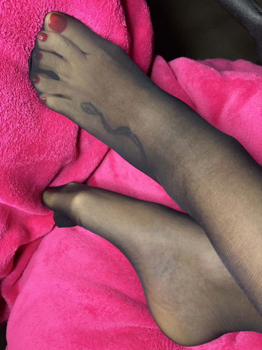 italianfoot43's tweet photo. Buongiorno pervertini… chi vuole iniziare la giornata leccando queste 43? 👅 Solo chi paga merita di vedere di più 🖤 #footfetish #feetpics #footworship #size43 #italianfeet #prettyfeet #barefeet https://t.co/rKzctNwVoi