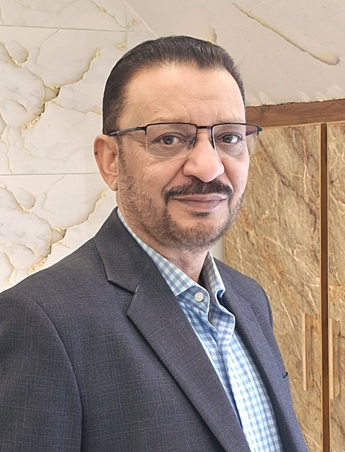 موسم _ گل   کے    استعارے   ہو 
اور  ہمیں  زندگی سے  پیارے  ہو 

ہم تو اس کھیل میں پیادے تھے 
تم ہی جیتے ہو تم  ہی  ہارے  ہو 

ناو  بھی  تم  ہو  اور  منزل  بھی 
تم   ہی  دریا  ،  تمہی  کنارے  ہو 
۔
#احمد_سبحانی_آکاش