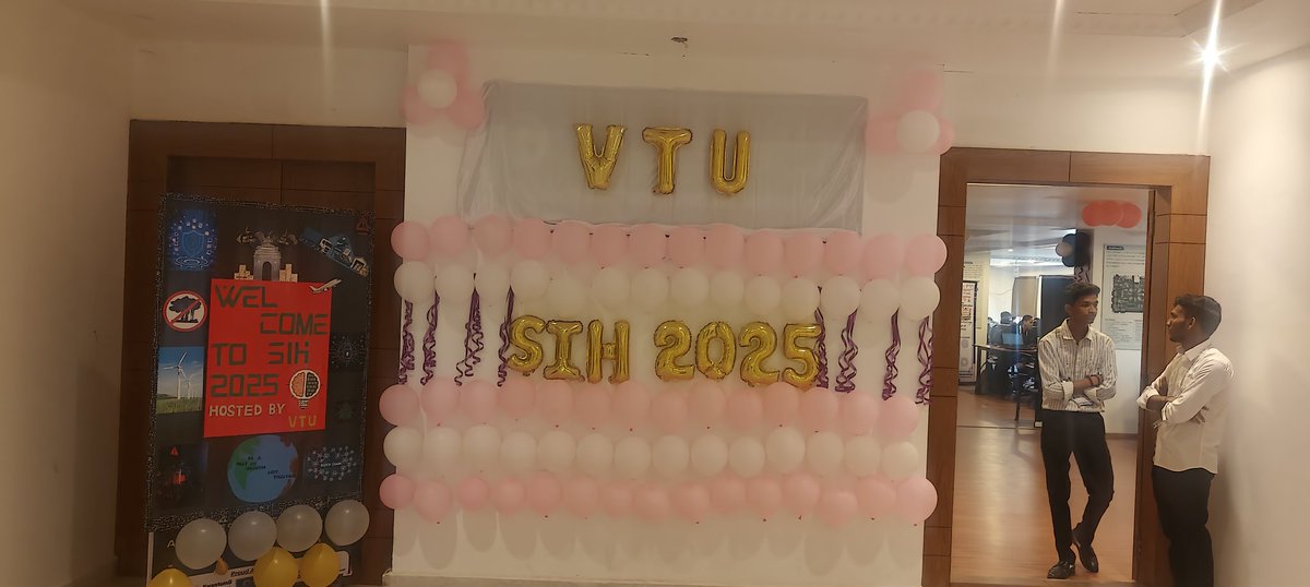 AngadiVinay's tweet photo. #SIH2025 software edition got off to a grand start at VTU Belagavi, with Honourable Vice Chancellor Prof. Vidyashankar S, presiding over the inaugural function. The function was graced by Dr. Govind Misale Senior VP  Renuka Sugars as Chief Guest. https://t.co/jQEUEMHEHk