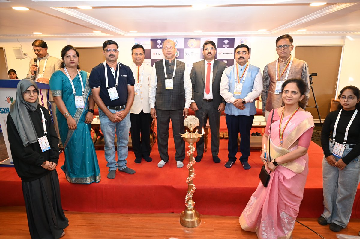 AngadiVinay's tweet photo. #SIH2025 software edition got off to a grand start at VTU Belagavi, with Honourable Vice Chancellor Prof. Vidyashankar S, presiding over the inaugural function. The function was graced by Dr. Govind Misale Senior VP  Renuka Sugars as Chief Guest. https://t.co/jQEUEMHEHk