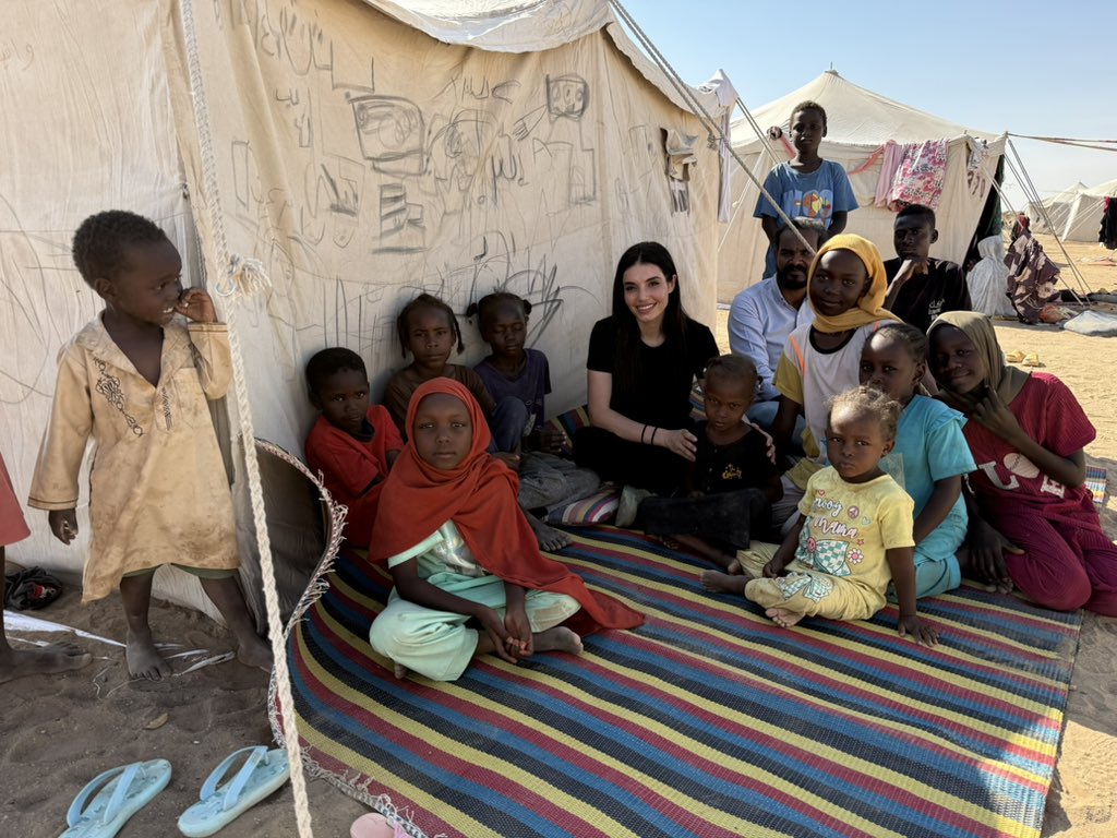 layal_alekhtiar's tweet photo. أقسى أيام حياتي كان ما سمعته بين النازحين من مناطق القتال شيء اكبر من ان يتقبله العقل مذابح بشرية فظيعة منهم من رواها بصمته وكسرته ومنهم من رواها بدموعه، أعانكم الله.
 لقد غيرتم الكثير من نظرتي للحياة ومعناها …
بحبكم ❤️❤️
#السودان https://t.co/flcJDKHvcK