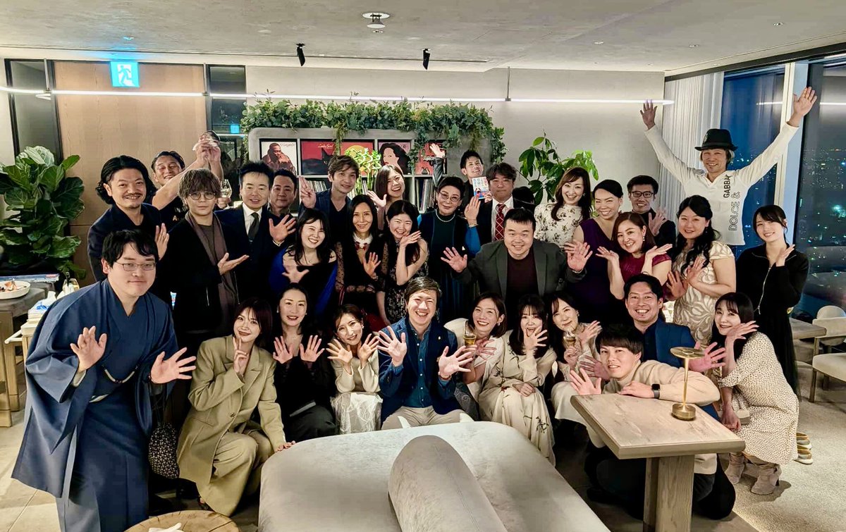 endo1106's tweet photo. 投資コミュニティixiのXmasParty！

今年も多くの方にご参加頂き、大盛況となりました^^

シャンパーニュvs南アフリカ産泡のブラインド飲み比べ、サーモン解体ショー、自家製スモークサーモン、プレゼント企画…

多くの協賛やワインの差し入れなどありがとうございました😊 https://t.co/onHlZRkh0m