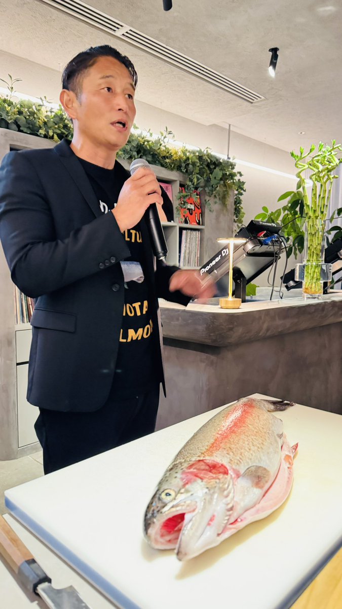 endo1106's tweet photo. 投資コミュニティixiのXmasParty！

今年も多くの方にご参加頂き、大盛況となりました^^

シャンパーニュvs南アフリカ産泡のブラインド飲み比べ、サーモン解体ショー、自家製スモークサーモン、プレゼント企画…

多くの協賛やワインの差し入れなどありがとうございました😊 https://t.co/onHlZRkh0m