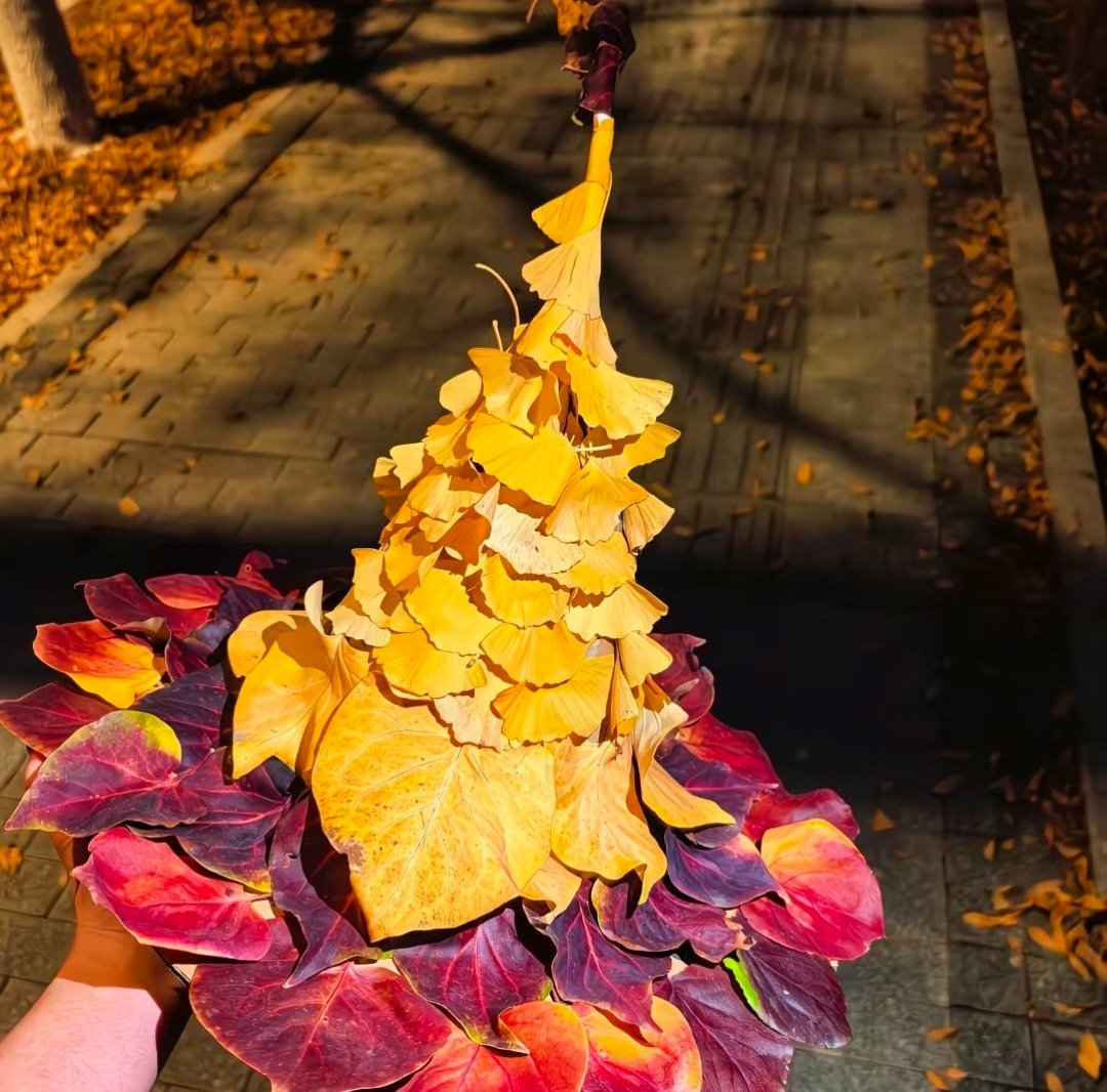 ailuqiao123's tweet photo. Whose clever hands made such a lovely hat out of autumn fallen leaves? Super creative and eye-catching! 👒
#AutumnCrafts #LeafArt #HandmadeHats #FallVibes https://t.co/Cy8tWuqnrI