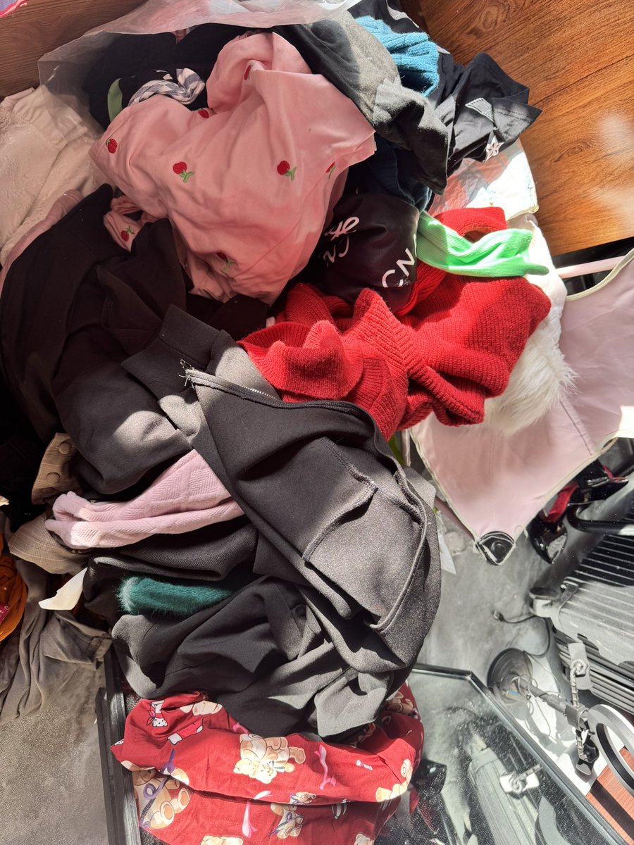 收拾了一部分闲置 38一大包 
然后让你女朋友穿上 哈哈哈
 #闲置 #原味衣服 #原味鞋子 #绿帽王八