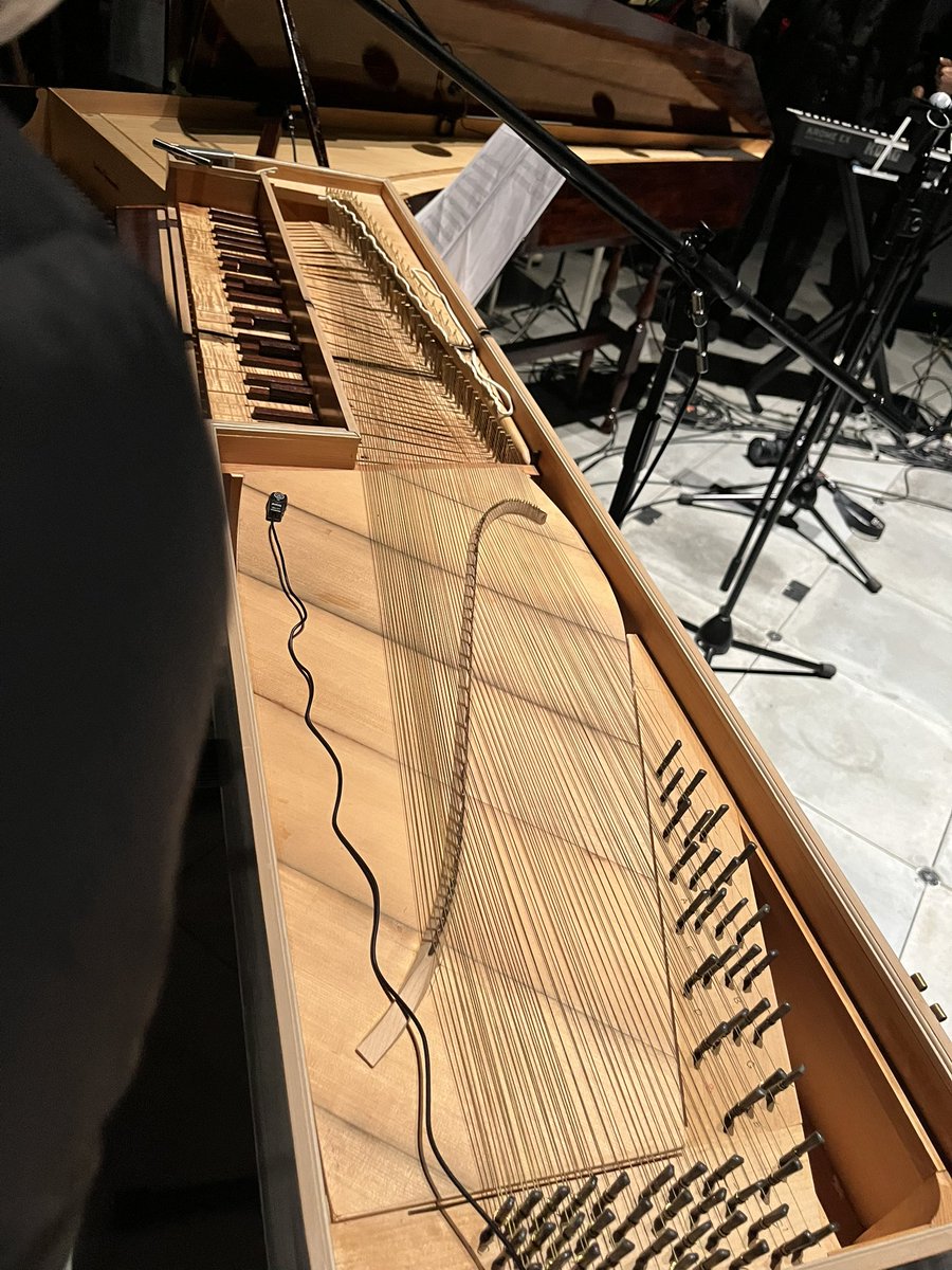 BebeSwallowtail's tweet image. お声かけいただき、VS. STUDIO A
 （グラングリーン大阪内）で開催された
山之内厳駿さんの演奏会「全方位型」へ。

チェンバロやギターなどに漆を施したオリジナル楽器を制作する「楽器職人」である
彼の新作のチェンバロをみれたのと
音色を聞けたのは感動しました。

唯一無二の存在。