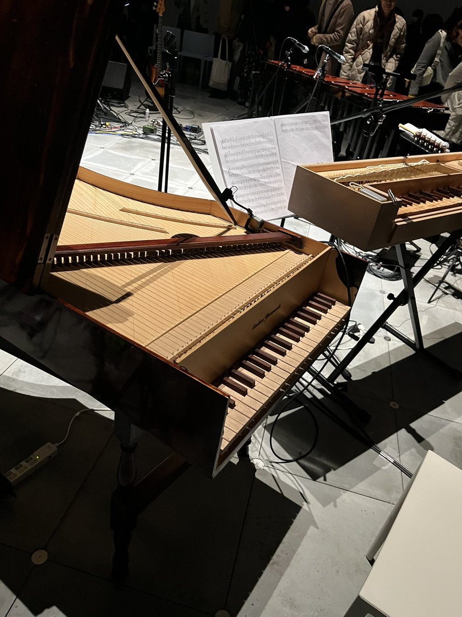 BebeSwallowtail's tweet image. お声かけいただき、VS. STUDIO A
 （グラングリーン大阪内）で開催された
山之内厳駿さんの演奏会「全方位型」へ。

チェンバロやギターなどに漆を施したオリジナル楽器を制作する「楽器職人」である
彼の新作のチェンバロをみれたのと
音色を聞けたのは感動しました。

唯一無二の存在。