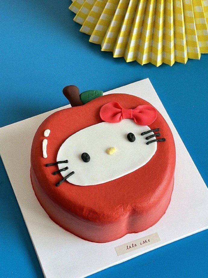 Ein kleines Pflänzchen auf meinem Schreibtisch bringt so viel Frische in den Raum. #Schreibtisch #Pflanzenliebe