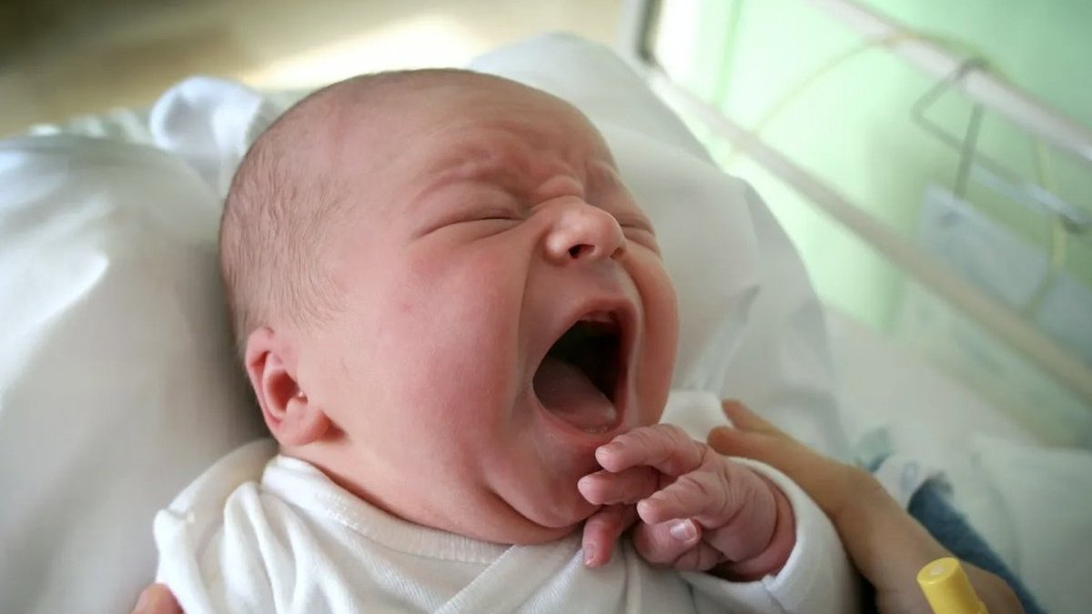 سؤال وجواب: طفلي عمره 8 شهور.. ينقطع نفسه أثناء البكاء: ما السبب؟ ومتى يجب القلق؟ 