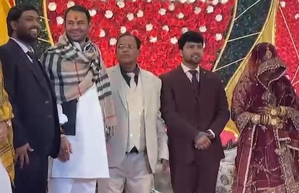 GarimaBharti19's tweet image. #KhanSir के भाई की शादी में #TejPratapYadav पहुंचे हुए थे,
खैर, खान सर के भाई की दुल्हन ने भी खान सर की पत्नी की तरह ही घूंघट का #trend दोहराया है...