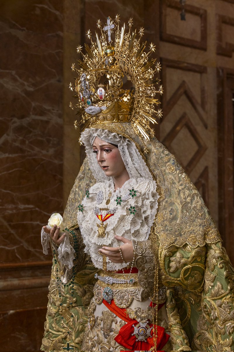 La luz se abre paso entre las tinieblas.

La Madre de Dios.