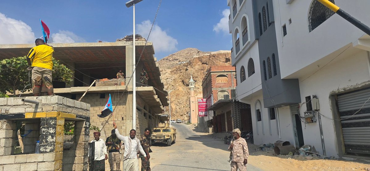 غاضبون في المكلا يرفعون أعلام دولة الجنوب العربي أمام طلعة بيت محافظ حضرموت مرددين هتافات غاضبة ترتفع بقوة تعبيراً عن رفض شعبي عارم لإدارة المحافظة ومطالبة بتغييرها فوراً.

#شعب_الجنوب_يحسم_قراره
#دوله_الجنوب_العربي