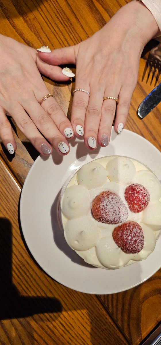 겨울마다 잘 써주고 있는 친구.
m.blog.naver.com/jazznail/22291…
실버 메모리 네일.
중지 사각 스톤을 눈꽃파츠로 바꾼 것.