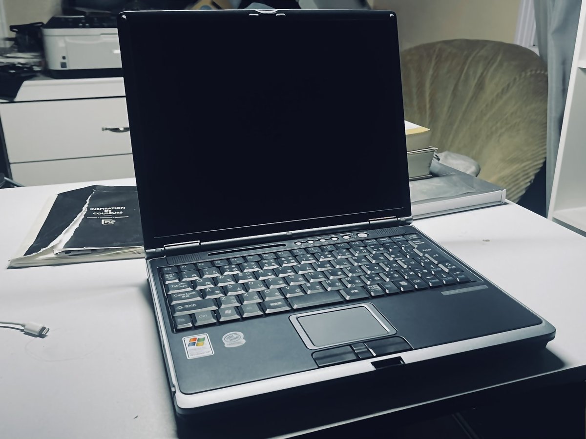 Fujitsu FMV-BIBLO Model MG12D (2003) 256MB RAM, DOS/V Windows XP