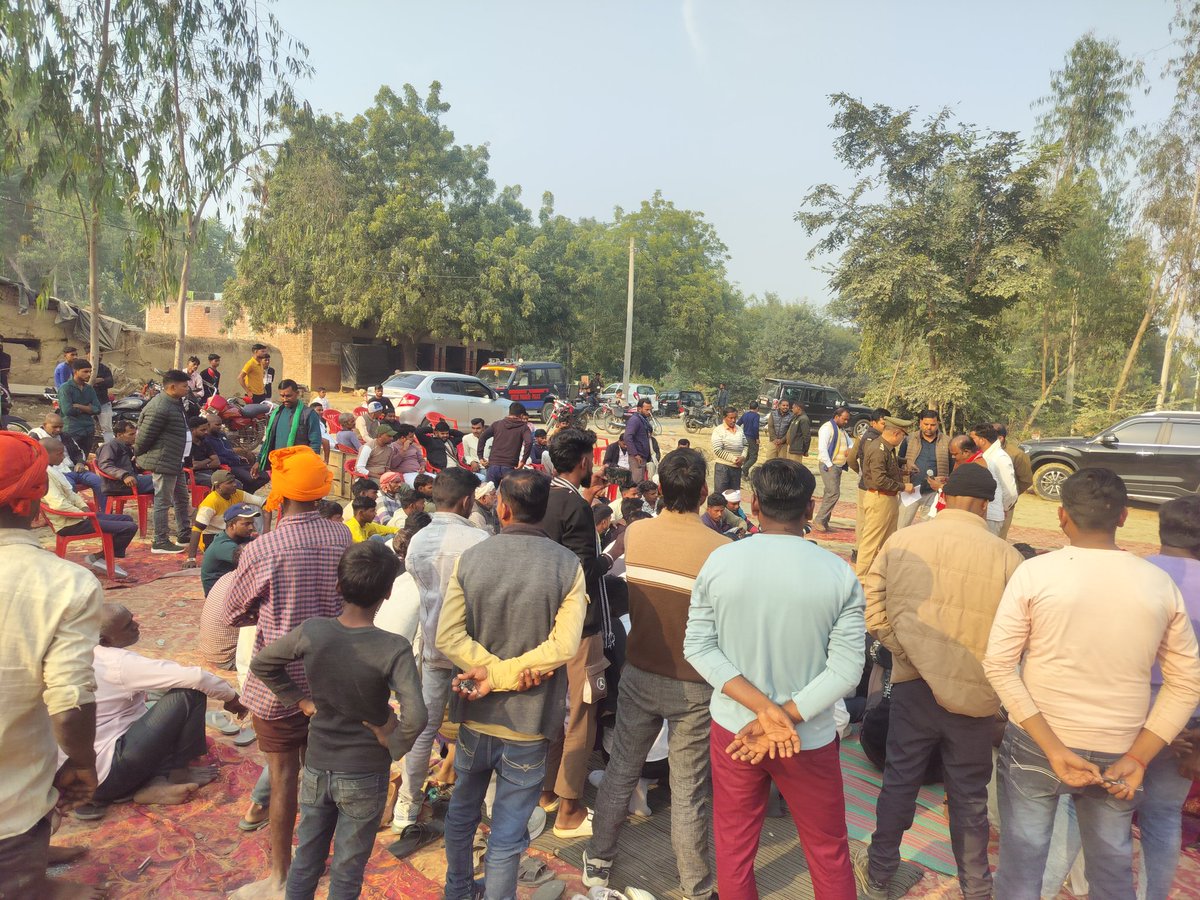 आज #हरदोई #अतरौली थाना क्षेत्र ग्राम शाहपुर में हुए 27/28 की रात गोली कांड में अभी तक मुख्य आरोपियों की गिरफ्तारी नहीं हुई जिसके आक्रोश में परिजनों संघ आज वीरांगना ऊदा देवी पासी बहुजन संगठन महासभा के आवाहन पर विरोध प्रदर्शन किया गया <a href="/BhimArmyChief/">Chandra Shekhar Aazad</a> <a href="/yadavakhilesh/">Akhilesh Yadav</a> <a href="/ShyamLalPalSp/">Shyam Lal Pal</a>