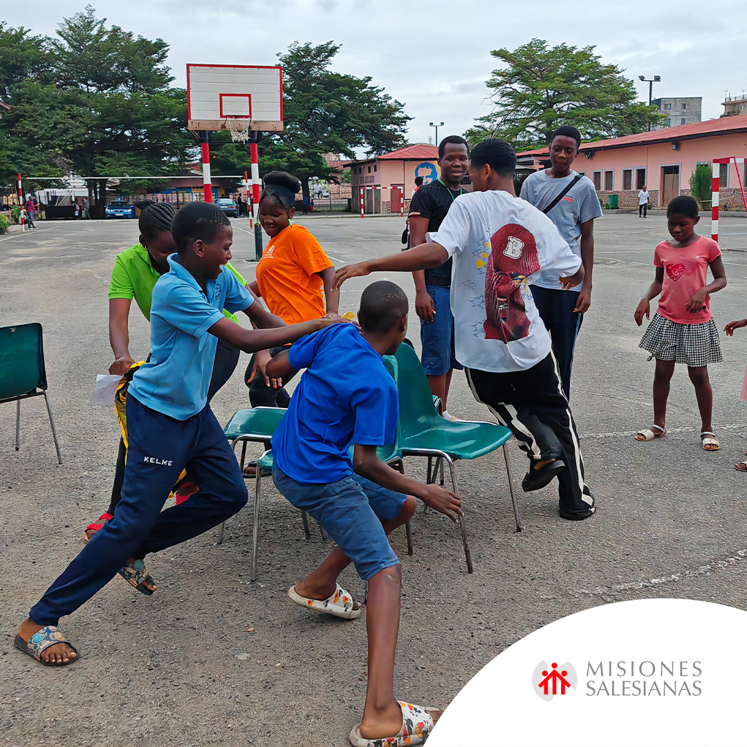 MSalesianas's tweet image. #NoticiaMS | Celebramos 184 años del inicio del Sistema Preventivo 🎉
Todo empezó con una frase: “¿Sabes silbar?” 🎶 y un avemaría rezado por Don Bosco y Bartolomé Garelli 🙏
Una pedagogía que transforma vidas: “No con golpes, sino con amor” ❤️.
Noticia 👉 f.mtr.cool/slxifdwpmn
