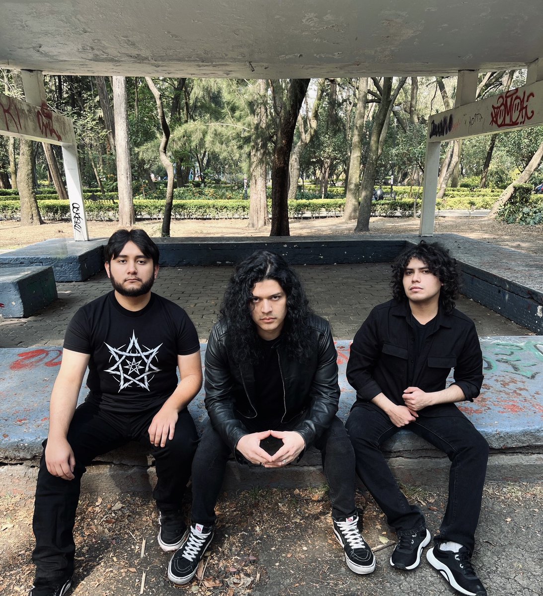 Amigos, no olviden que este 13 de diciembre, a las 3 PM, nos vemos en vivo en nuestra página de Facebook para la transmisión Veildeth Live Session: Dark Christmas 🤘😈🎄❄️ Los esperamos! 

#VEILDETH Music between life and death. 
.
.
.
.
.
.
.
#transmisiones #TransmisionEnVivo