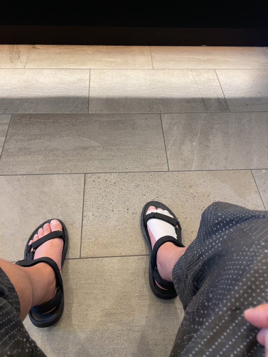 Tabenagara's tweet photo. 一年を振り返り、出せる範囲の新しい体験や経験4つを雑に紹介。
・花の魅力が1mmも分からない俺でさえこれは流石に綺麗だなという感情にさせられたセンスある素敵な花屋さんを見つけた。
・人生初の松葉杖(足の謎の炎症)
・人生初の点滴(急性胃腸炎)
・上海はとにかくデカい街だった。 https://t.co/HAXHrfuWsE