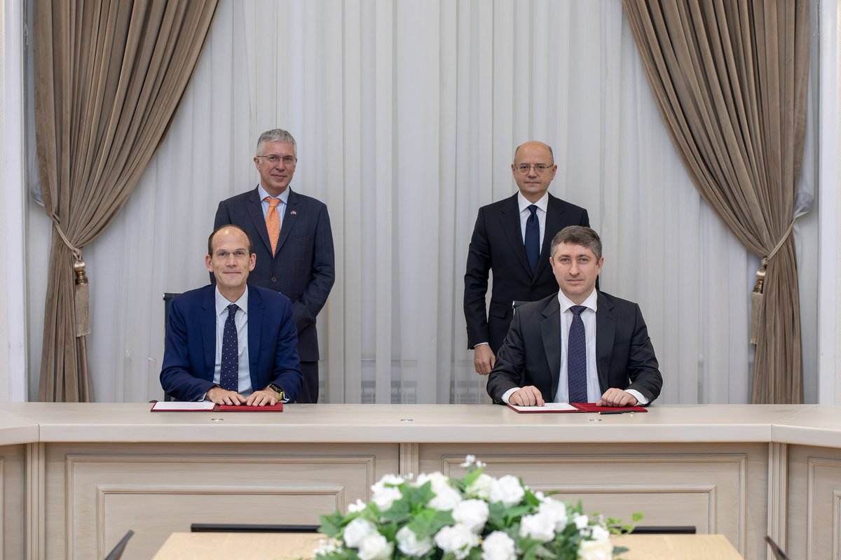 ParvizShahbazov's tweet photo. 🇬🇧 Böyük Britaniya və Şimali İrlandiya Birləşmiş Krallığının ölkəmizdəki fövqəladə və səlahiyyətli səfiri Fergus Auld ilə #enerjiəməkdaşlığı|mızın inkişafına dair səmərəli görüş keçirdik. Görüş zamanı birgə iştirakımızla “Yaşıl Enerji Dəhlizi Enerji Şirkəti” (#GECO) ilə “Xlinks” şirkəti arasında #sualtıkabel layihələri və əlaqədar #infrastruktur sahəsində əməkdaşlıq imkanlarının araşdırılması, məlumat mübadiləsi, texniki qiymətləndirmələrin aparılmasını nəzərdə tutan #AnlaşmaMemorandumu imzalandı.