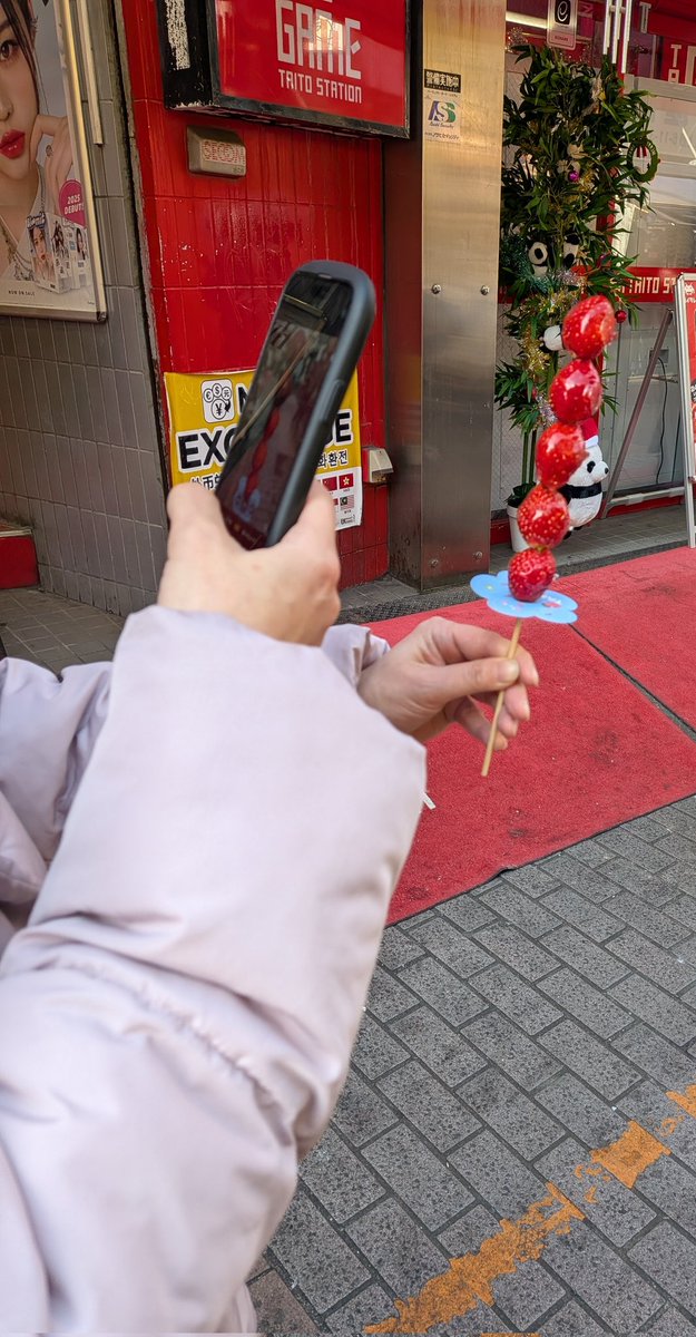 いちご飴を撮ってるツレを撮る