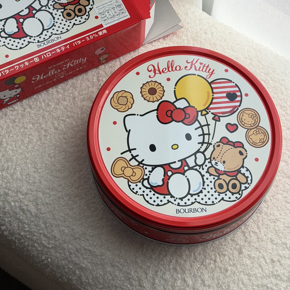 PPIMMYY's tweet photo. ของขวัญปีใหม่ที่โค่ดน่ารัก หรือจะซื้อให้ตัวเองก็ได้ คุกกี้ Bourbon x Hello Kitty ปีนี้แพคเกจน่ารักมากกก ลายคุกกี้ก็น่ารักและอร่อยเหมือนเดิมเลย https://t.co/zXge01OpNY
