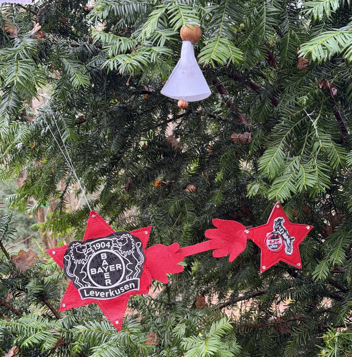 Pillen 🫱🏼🫲🏼Ziegen - eine Bande! 🌚

Großer Stern slapt kleinen Stern. Gefunden im waldigen Grenzgebiet! Soviel vorweihnachtlich, christliche Nächstenliebe hält ja kaum einer aus! 😅

Start in die (they don‘t call it)-Derby-Woche! ⬛️🟥