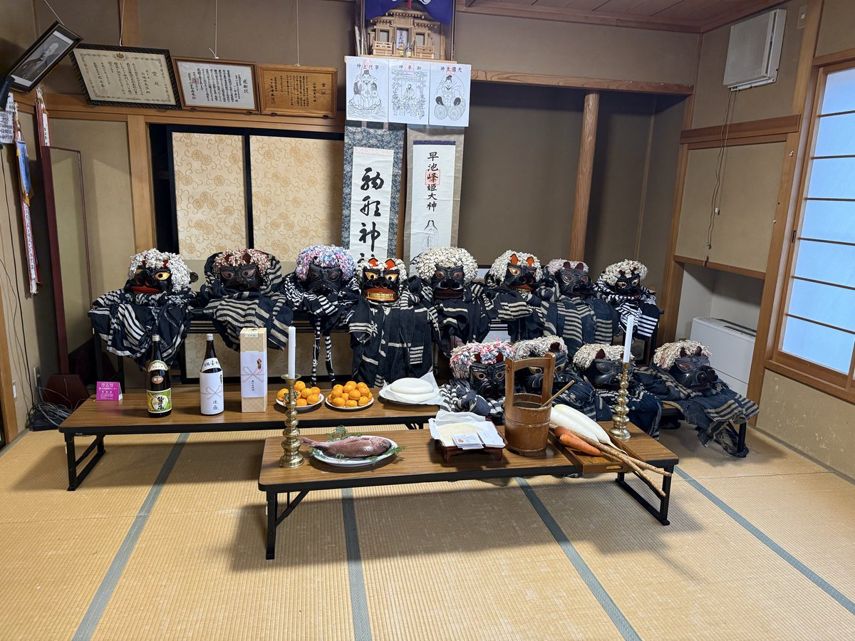 ishihatooka's tweet photo. 昨日は権現様のお年越し祭でした。
今年は去年より少し少なく12頭でした。
権現様の新規参加は大歓迎ですので、お持ちの方は来年ぜひお越しください♪ https://t.co/g7TIBVLPYG
