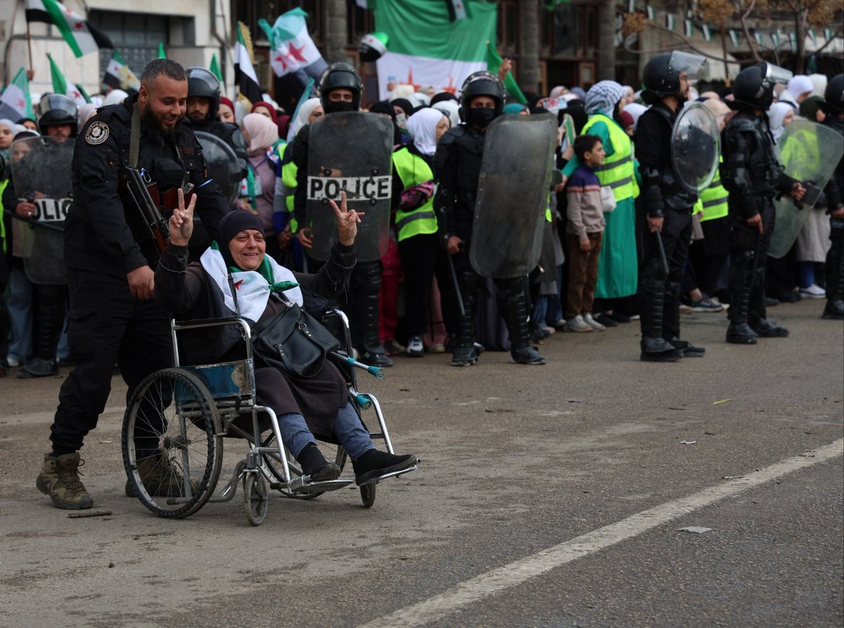 نبارك لأهلنا ذكرى الفتح العظيم، والتحرير الوطني، ونؤكّد حرصنا على حماية أجواء الفرح والاحتفال ومشاركتهم إياها، ونثمّن التزامهم الابتعاد عن المظاهر السلبية كإطلاق الرصاص، أو تجاوز الضوابط العامة، ونعتز بوعيهم حول أهمية الخطاب الوطني الجامع، وتعزيز السلم الأهلي.

#نور_الدين_البابا