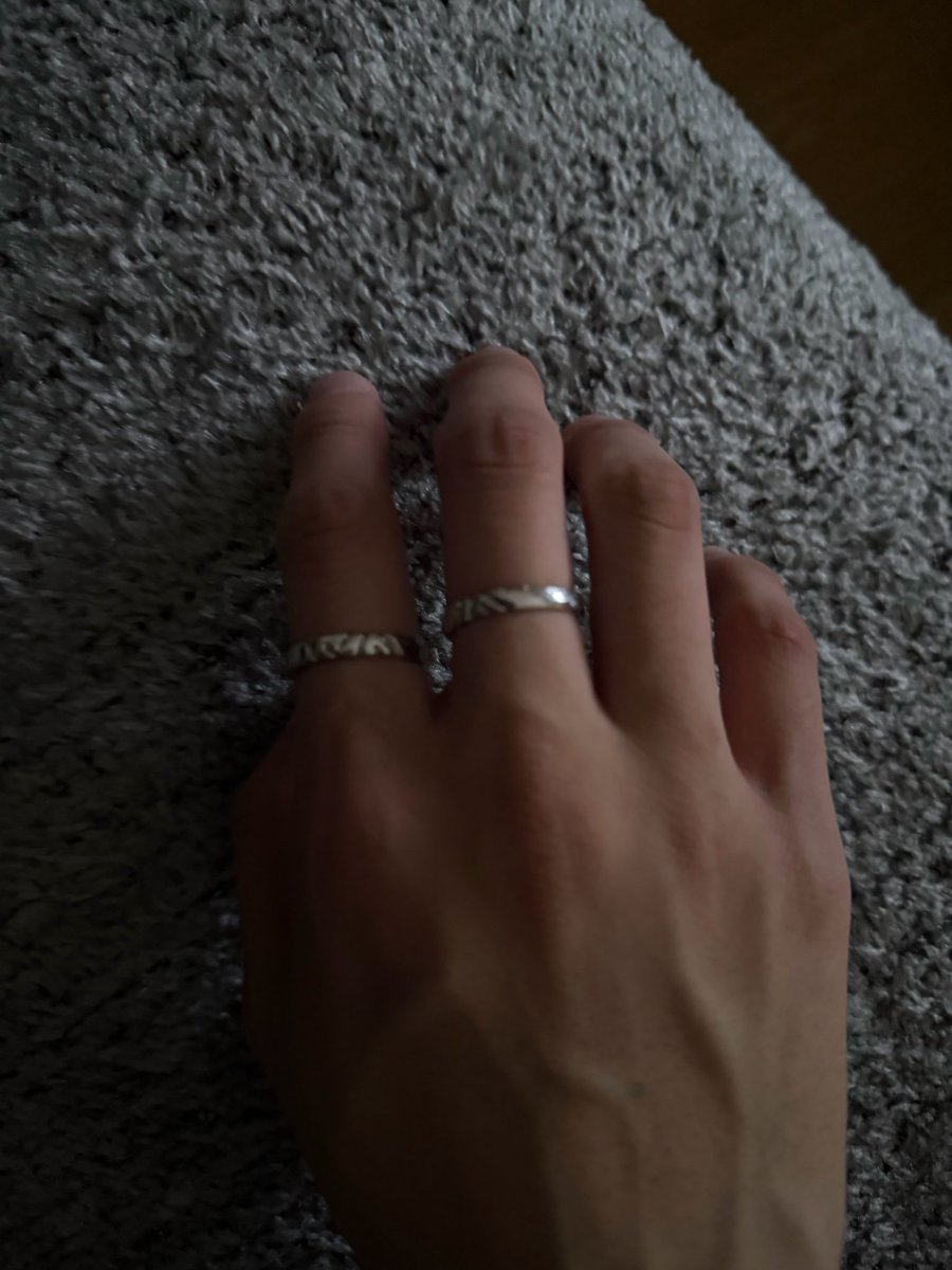 nctymisfit's tweet image. Doyoung gave his 127 ring to Haechan 🥺🥹